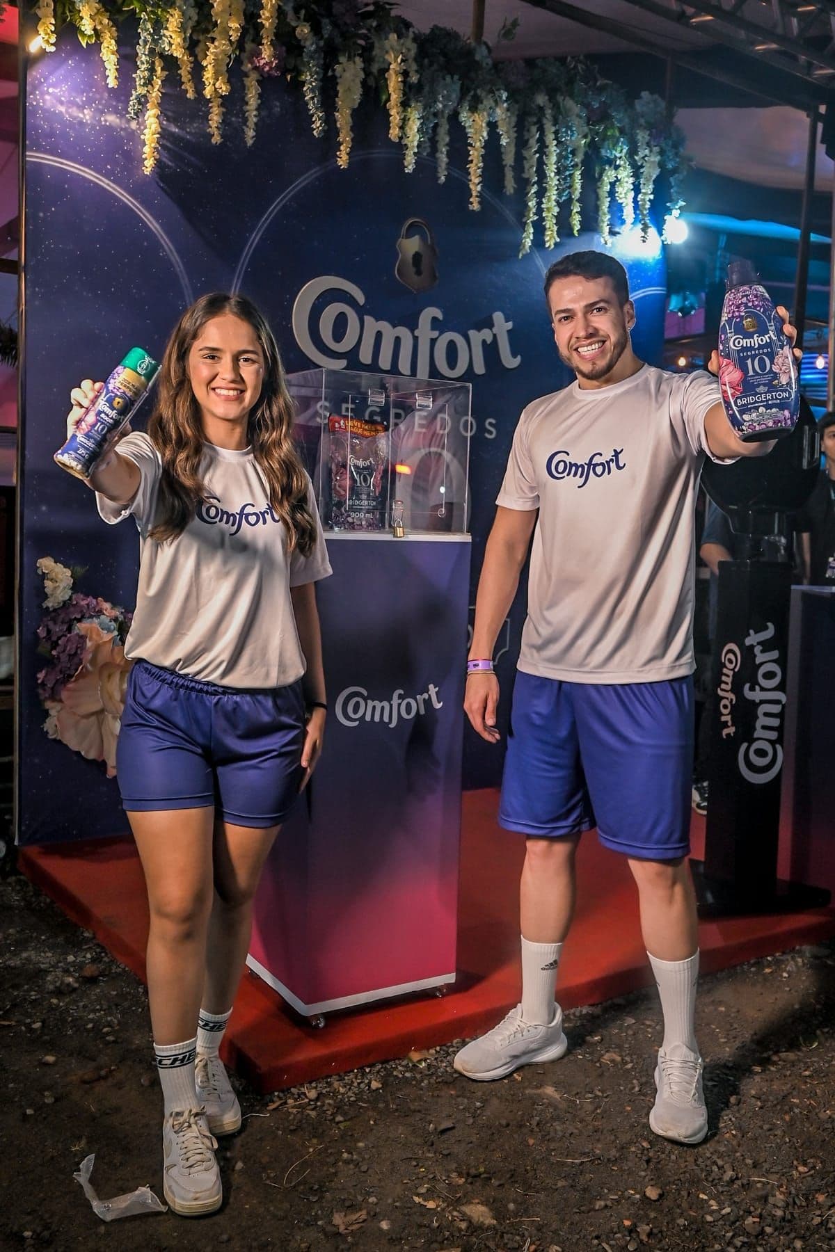 Dupla de promotores Comfort Segredos apresentando a linha Bridgerton