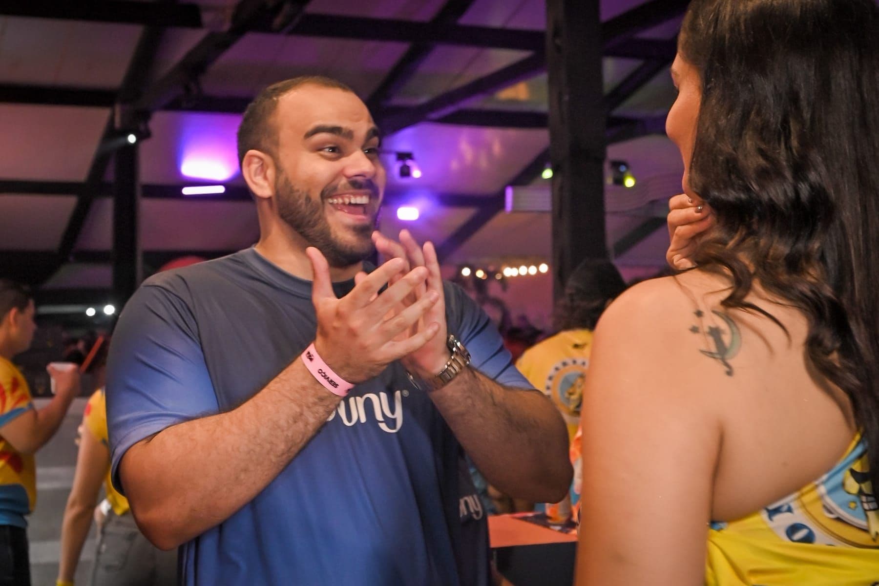 Interação de equipe Downy com o público durante o evento